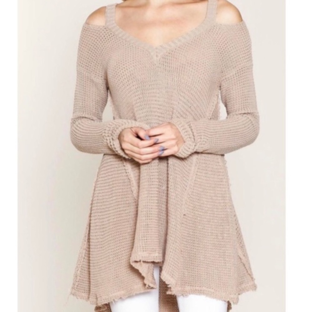 MAYDEN LOS ANGELES Cold Shoulder Fringed Long Sleeve Sweater